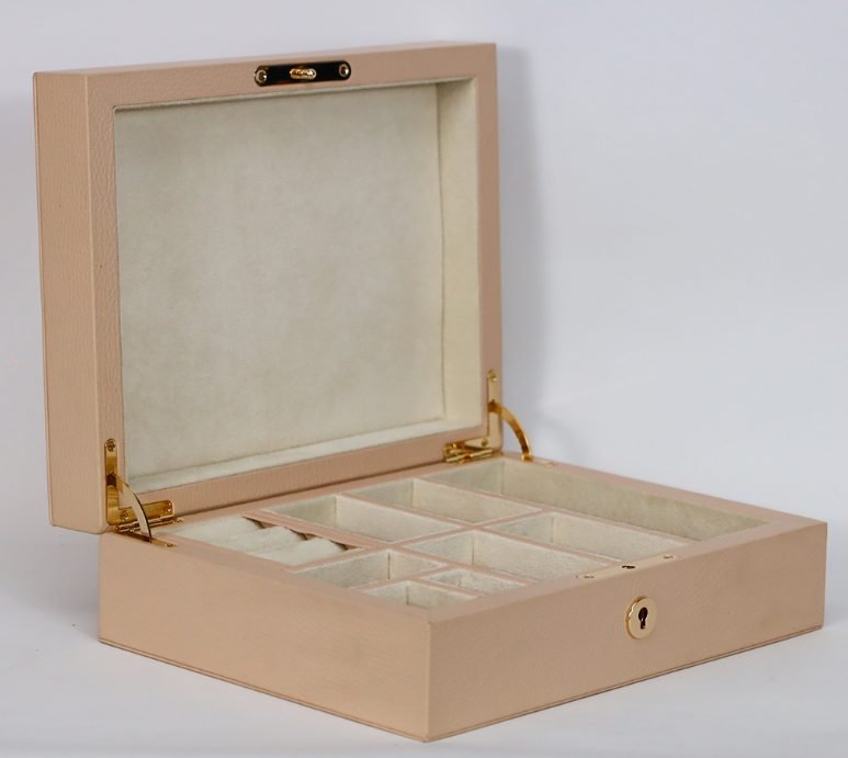 Boîte à bijoux : Cuir rose poudré, serrure dorée