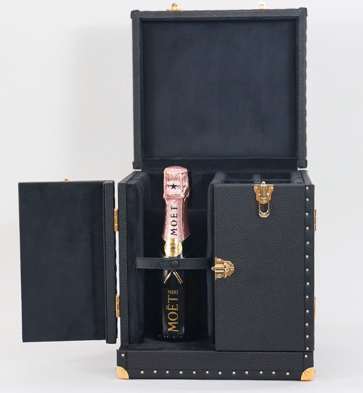Malle à champagne : Cuir noir grainé, cloutage et coins laiton doré